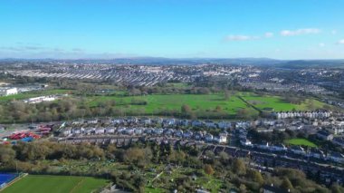 Plymouth, Devon, İngiltere: Central Park ve Ford Park 'ı çevreleyen ve Plym Nehri' ni çevreleyen evler. Plymouth, Birleşik Krallık 'ta bir liman şehri ve operasyonel deniz üssüdür.).