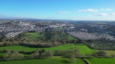 Plymouth, Devon, İngiltere: Central Park ve Ford Park 'ı çevreleyen ve Plym Nehri' ni çevreleyen evler. Plymouth, Birleşik Krallık 'ta bir liman kenti ve operasyonel deniz üssüdür (Clip 1 / 5).