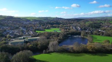 Totnes, Devon, İngiltere: Drone River Dart, Totnes Weir Hydro, ana hat demiryolu pisti, bir ticaret arazisi ve çevresindeki kırsal alanı gösteriyor. Totnes, alternatif yaşam tarzıyla daha çok tanınan antik bir pazar kasabası..