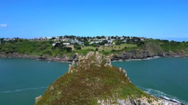 Torbay, Güney Devon, İngiltere: DRONE VİEWS: Thatcher Kayası, anakaranın hemen dışında yer alan bir ada kayası. Torbay, İngiltere 'de popüler bir tatil ve emeklilik alanıdır (Bölüm 6).).