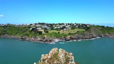 Torbay, Güney Devon, İngiltere: DRONE VİEWS: Thatcher Kayası, anakaranın hemen dışında yer alan bir ada kayası. Torbay, İngiltere 'de popüler bir tatil ve emeklilik alanıdır (6.).