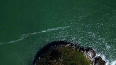 Torbay, Güney Devon, İngiltere: DRONE VİEWS: Anakaranın hemen dışında yer alan bir ada kayası olan Thatcher Kayası 'nın yukarıdan görünüşü. Torbay, İngiltere 'de popüler bir tatil ve emeklilik alanıdır (6.).