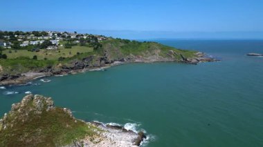 Torbay, Güney Devon, İngiltere: Drone Thatcher Kayası 'nı geçip Umut Burnu' na doğru uçuyor. Torbay, İngiltere 'nin popüler bir tatil ve emeklilik bölgesi..