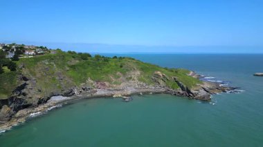 Torbay, Güney Devon, İngiltere: İHA, Umut Burnu olarak bilinen Torbay yarımadasına doğru uçuyor. Torbay İngiltere 'de popüler bir tatil ve emeklilik alanıdır (2.).
