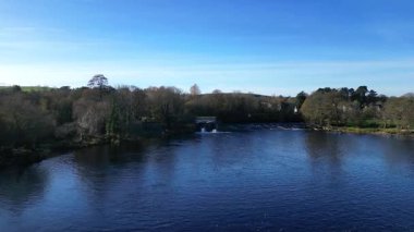 River Dart, Totnes, Devon, İngiltere: DRONE VİEWS: The Totnes Weir Hydro: çift arşivli arşivler su ile çalışan temiz elektrik üretimini devralır. Yılda 1,250 MWsaat elektrik üretir ve yaklaşık 300 eve güç sağlar (6 evden 5 