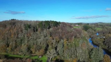 Totnes, Devon, İngiltere: DRONE VİEWS: İnsansız hava aracı Dartmoor 'un uzak görüşlerini açığa çıkarmak için Dart Nehri, ormanlık ve kırsal üzerinde uçuyor. Güney Devon, İngiltere 'de popüler bir tatil beldesidir (2.).