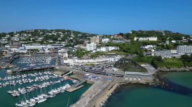 Torquay, Devon, İngiltere: İHA Torquay limanında demirlemiş yatları ve botları gösteriyor ve arka planda kasaba görülüyor. Torquay, İngiltere 'de popüler bir tatil beldesi ve emeklilik alanıdır (4.).