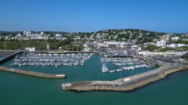 Torquay, Devon, İngiltere: İHA Torquay limanında demirlemiş yatları ve botları gösteriyor ve arka planda kasaba görülüyor. Torquay, İngiltere 'de popüler bir tatil beldesi ve emeklilik alanıdır (4.).
