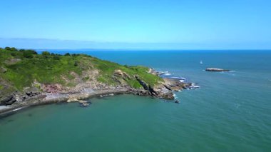 Torbay, Güney Devon, İngiltere: İHA, Umut Burnu olarak bilinen Torbay yarımadasına doğru uçuyor. Torbay, İngiltere 'nin popüler bir tatil ve emeklilik bölgesi olmasının yanı sıra su sporları meraklıları için bir mıknatıs konumunda..