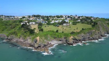 Torbay, Devon, İngiltere: DRONE VİEWS: Kayalıklara bakan pahalı mülkleri olan ana kıyı şeridinde Thatcher Point. Torbay, İngiltere 'nin popüler bir tatil ve emeklilik bölgesi olmasının yanı sıra su sporları meraklıları için bir mıknatıs konumunda..