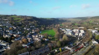 Lostwithiel, Cornwall, İngiltere: DRONE VİEWS: Şehrin Fowey Nehri üzerindeki ortaçağ köprüsü, tren istasyonu ve çevresindeki kırsal bölge de dahil olmak üzere çevresindeki çekimler. Lostwithiel bir kasaba ve sivil kilisedir (2.).