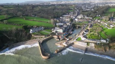 Charlestown, Cornwall, İngiltere: DRONE VieWS: Charlestown limanı ve arka planda St Austell kasabası. Charlestown, 18. yüzyılın sonlarında Batı Polmear 'da küçük bir balıkçı köyünden (4.).