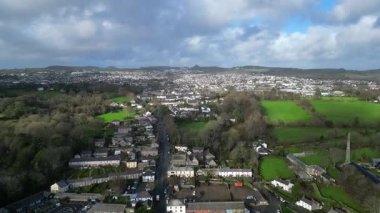 Charlestown, Cornwall, İngiltere: DRONE VİEWS: İHA St. Austell 'e doğru Charlestown limanının üzerinden uçar; ufukta Çin' in çamur yığınları görülebilir. St. Austell eski bir kil madencilik kasabasıdır.).