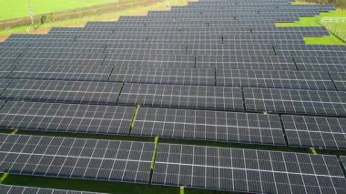 Coffinswell, Güney Devon, İngiltere: DRONE VİEWS: Açık kırsal ve tarım arazileriyle çevrili bir güneş paneli çiftliği. Güneş enerjisi, İngiliz hükümetinin 2030 yılına kadar net sıfır elde etme stratejisinin ayrılmaz bir parçasıdır..