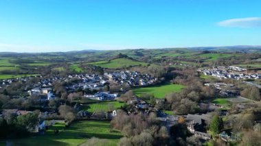 Dartington, Güney Devon, İngiltere: DRONE VİEWS: İnsansız hava aracı Dartington köyünün üzerinde uçarak uzaktaki Dartmoor Ulusal Parkı 'nı görmektedir. Dartington 'un batısında Dart Nehri ve güneyinde Dartington Salonu bulunur..