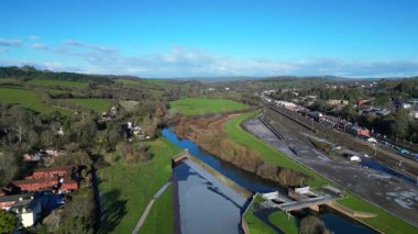Exeter, Güney Devon, İngiltere: Exeter Gemi Kanalı soğuk havada dondu; Exe Nehri ve Exeter St David tren istasyonuna demiryolu hattı kilitlendi. Exeter bir katedral şehridir ve bir kısmı Roma zamanından öncesine aittir..