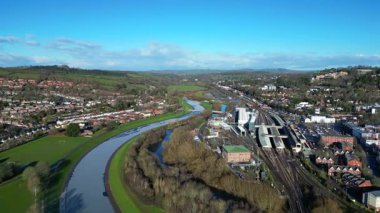Exeter, Güney Devon, İngiltere: Exeter Ship Canal, soğuk hava tarafından dondurulmuş ve River Exe Exeter St David 'in tren istasyonunu (resim sağında) ve şehir merkezini göstermektedir. Exeter bir katedral şehridir ve bir kısmı Roma zamanından öncesine aittir..
