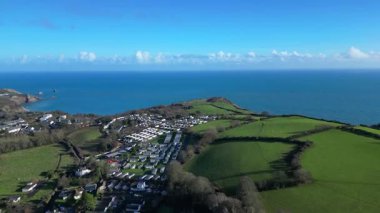 Brixham, Güney Devon, İngiltere: İHA, daha yüksek Brixham ve St Mary Körfezi 'ne doğru açık kırsal bölgede uçuyor. Brixham, İngiltere 'nin önemli bir balıkçılık limanı ve popüler bir tatil beldesi..