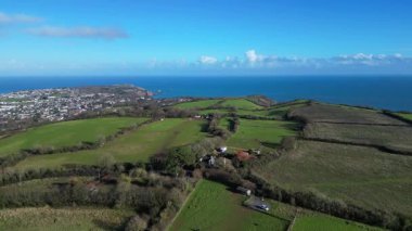 Brixham, Güney Devon, İngiltere: İHA, daha yüksek Brixham ve St Mary Körfezi 'ne doğru açık kırsal bölgede uçuyor. Brixham, İngiltere 'nin önemli bir balıkçılık limanı ve popüler bir tatil beldesi..