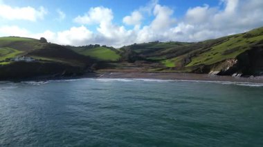 Man Sands, Güney Devon, İngiltere: Man Sands plajı Brixham 'ın yaklaşık 1,5 mil güneyindedir ve aylaklar, kaya havuzcuları, kanocular ve rüzgar sörfçüleri arasında popülerdir. Kumsalın arkasındaki göl kuşlar ve çim yılanları için bir sığınaktır..