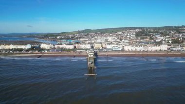 Teignmouth, Devon, İngiltere: DRONE VİEWS: Teignmouth kasabası ve 23-24 Ocak 2026 tarihlerinde Fırtına Ingrid tarafından yok edilen Teignmouth iskelesinin sonu. İngiltere 'nin önde gelen turistik merkezlerinden biri olan rıhtımın fırtına hasarı geçmişi var..