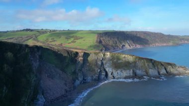 Man Sands, Güney Devon, İngiltere İHA bir uçurumun üzerinden Man Sands plajına ve arkasındaki lagüne uçuyor. Göl, kuşlar ve çim yılanları için bir sığınaktır. Man Sands, Brixham balıkçılık limanının hemen güneyinde yer alıyor.