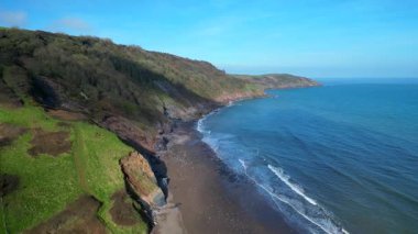 Man Sands, Güney Devon, İngiltere insansız hava aracı Man Sands 'in sahil şeridi boyunca doğuya doğru ilerliyor. Man Sands başıboş gezenler, rüzgar sörfçüleri ve kayakçıların bulunduğu popüler bir bölge ve Brixham balıkçılık limanının birkaç mil güneyinde yer alıyor..