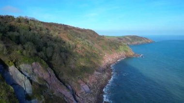 Man Sands, Güney Devon, İngiltere: İnsansız hava aracı Man Sands 'ten doğuya doğru uçarken Berry Head ve Brixham balıkçı limanını açığa çıkarıyor. Devon, doğal güzelliği nedeniyle popüler bir İngiliz tatil bölgesi..