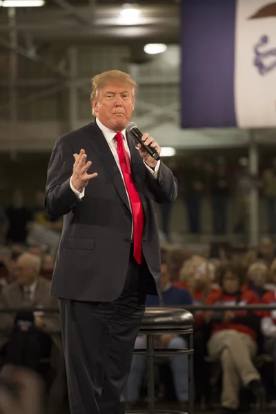 Donald Trump bir mitingde konuşan