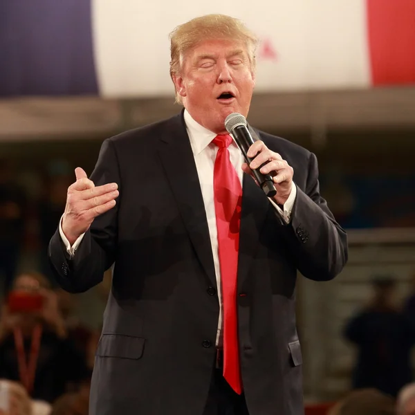 Des Moines, Iowa, December 11, 2015:  Donald Trump speaks to crowd — Stock Photo, Image