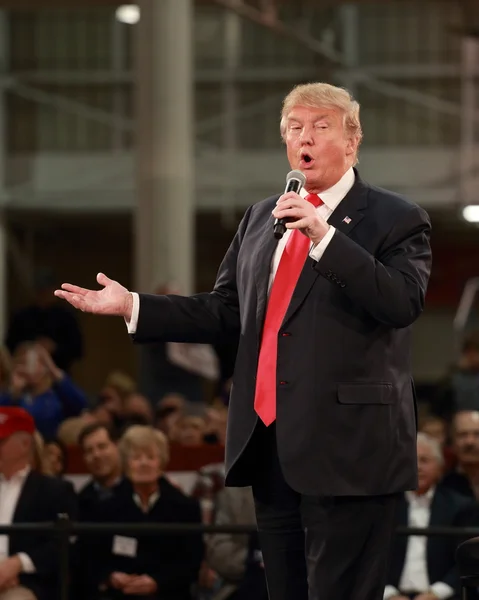 Des moines, iowa, 11. Dezember 2015: donald trump spricht zur Menge — Stockfoto