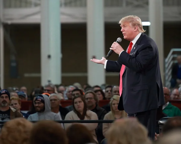 Des Moines, Iowa, 11 Aralık 2015: Donald Trump kalabalık için konuşuyor — Stok fotoğraf