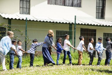 12 Haziran 2016 yakınındaki bir grup Riobamba, Ekvador - halat oynayanlar