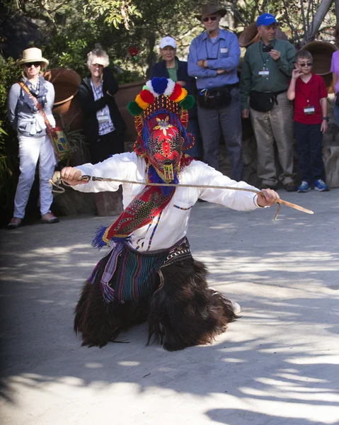 Geleneksel Ekvador dansçı Quito, Ekvator, Haziran 2016 gerçekleştirir.