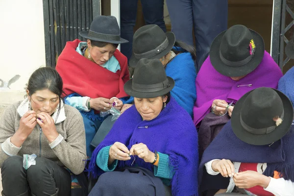 14 Haziran, 2016-Riobamba, Ecuador: el sanatları üzerinde çalışan yerli kadınlar