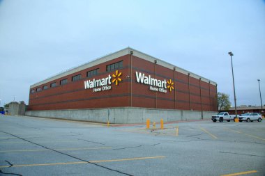Walmart İçişleri Bakanlığı Bentonville, Arkansas 'ta bulunuyor. Geniş açı, binanın iki tarafı ve otoparkın bir kısmı dahil.. 
