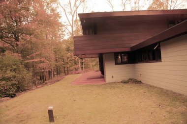 Anne, Louise Bourgeois tarafından yapılan dev bir açık hava örümcek heykeli Bentonville, Arksansas 'taki Crystal Bridges Müzesi' nde sergilendi. Sonbaharda geniş açılı mercekle görüldü. Yürüyüş yolu ve iki kişi de dahil.. 