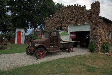Old Route 66, Ash Grove, Missouri 'de restore edilmiş bir Sinclair istasyonunda klasik araba gösterisi.. 