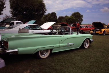 Old Route 66, Ash Grove, Missouri 'de restore edilmiş bir Sinclair istasyonunda klasik araba gösterisi.. 