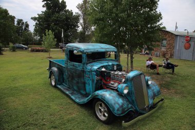 Old Route 66, Ash Grove, Missouri 'de restore edilmiş bir Sinclair istasyonunda klasik araba gösterisi.. 