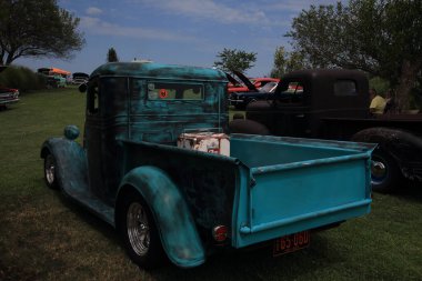 Old Route 66, Ash Grove, Missouri 'de restore edilmiş bir Sinclair istasyonunda klasik araba gösterisi.. 
