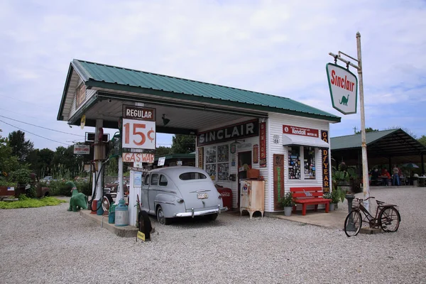 Old Route 66, Ash Grove, Missouri 'de restore edilmiş bir Sinclair istasyonunda klasik araba gösterisi.. 