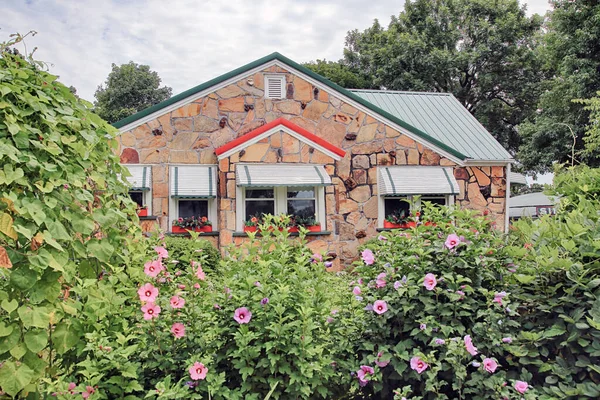 Missouri, Ash Grove kırsalında bulunan Ozark taşından yapılmış küçük bir ev.. 