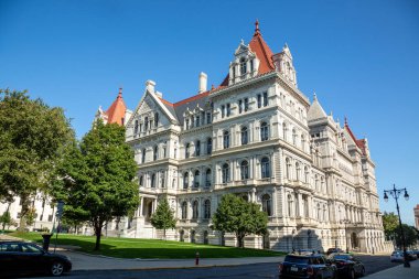 Albany, New York 'taki Nelson Rockefeller Empire State Plaza manzarası. New York Eyalet Kongre Binası 45 derecelik açıyla görülüyor.. 