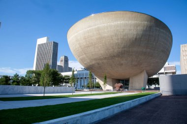 Albany, New York 'taki Nelson Rockefeller Empire State Plaza manzarası. Çapraz sırada üç ajans binası. 