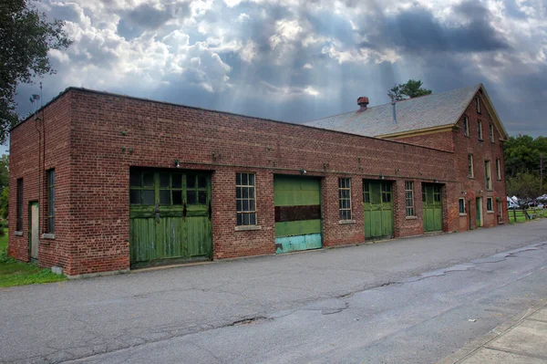 ABD 'deki ilk Shaker yerleşim yerindeki binalar ve insanlar, bir Ulusal Tarih sitesi. Garaj. 