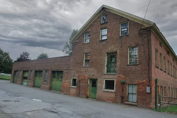 ABD 'deki ilk Shaker yerleşim yerindeki binalar ve insanlar, bir Ulusal Tarih sitesi. Garaj. 