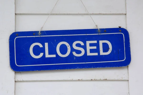 Закрытый Знак Белыми Буквами Синем Фоне Белой Стене Клапборда — стоковое фото