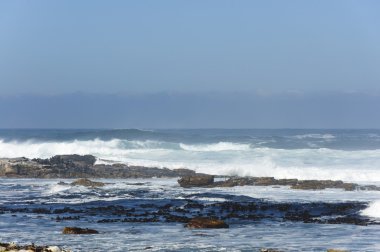 Deniz manzara mavi gökyüzü arka plan ile