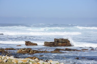 Deniz manzara mavi gökyüzü arka plan ile